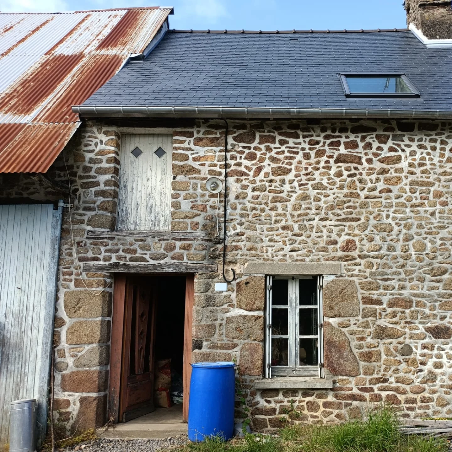 Façade en pierre restaurée d'une maison ancienne à Trans-la-Forêt