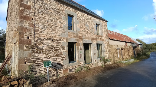 Façade en pierre restaurée avec nouvelles ouvertures