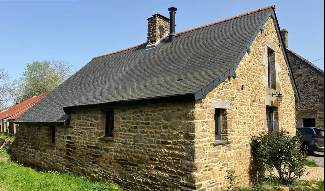 Longère en pierre restaurée avec toiture en ardoise