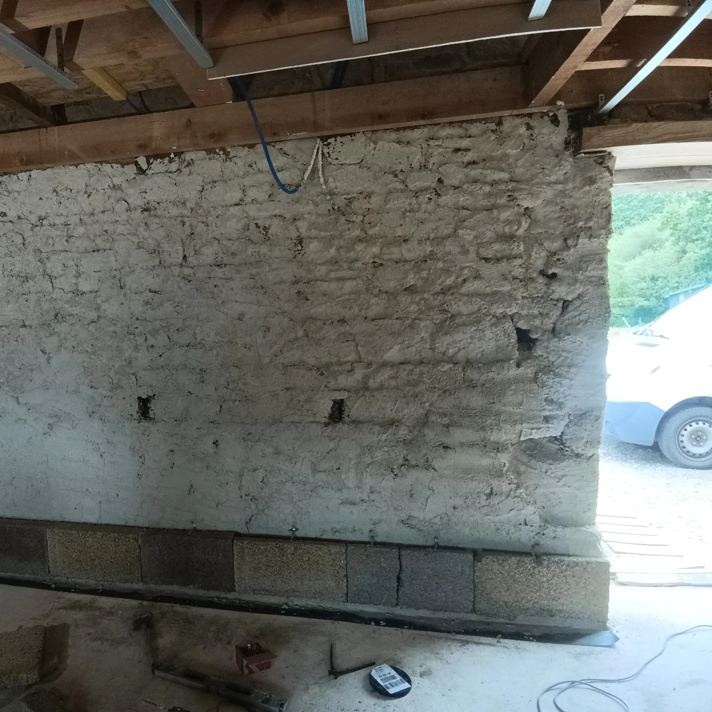 Mur de grange en pierre repris en sous-œuvre