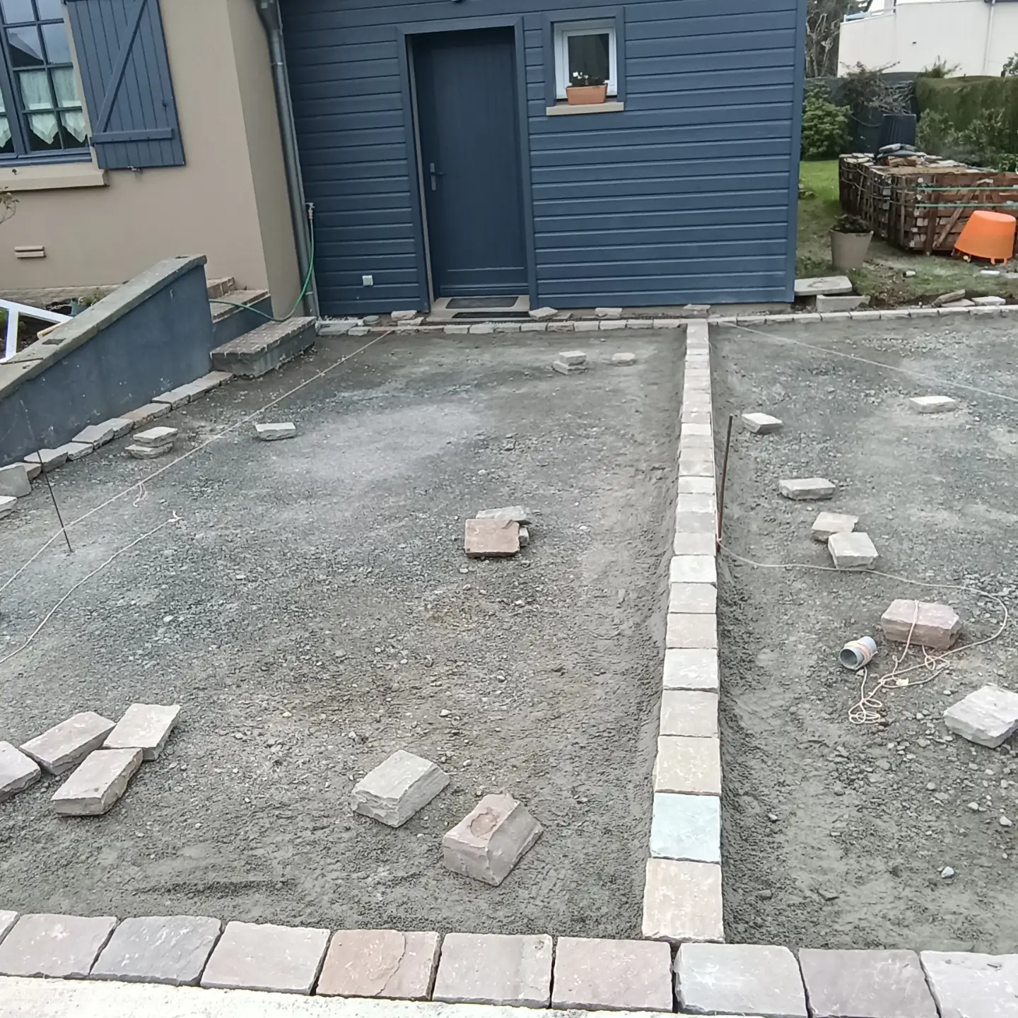 Terrasse en pavés de pierre en cours de pose
