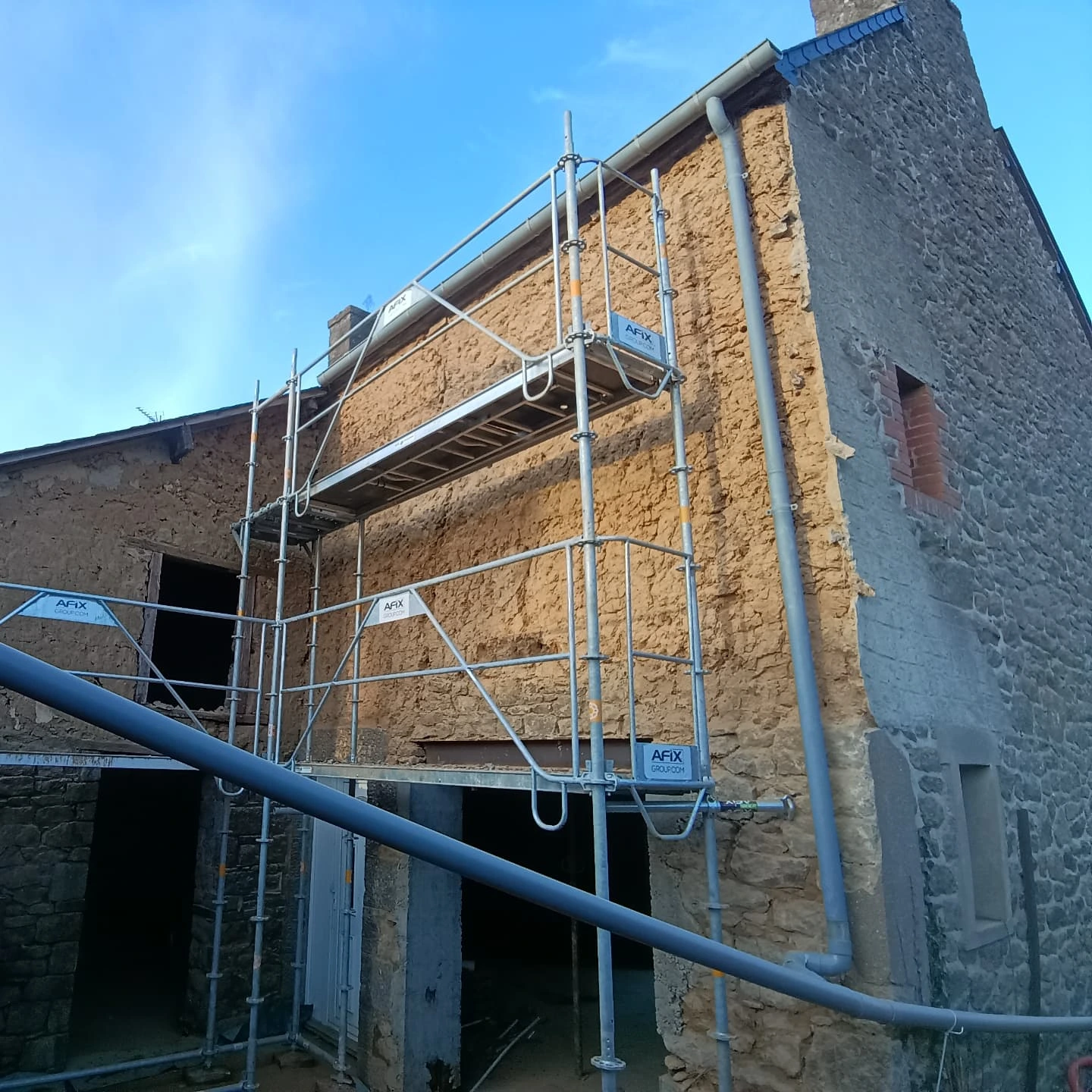 Pignon ancien en terre en cours de restauration