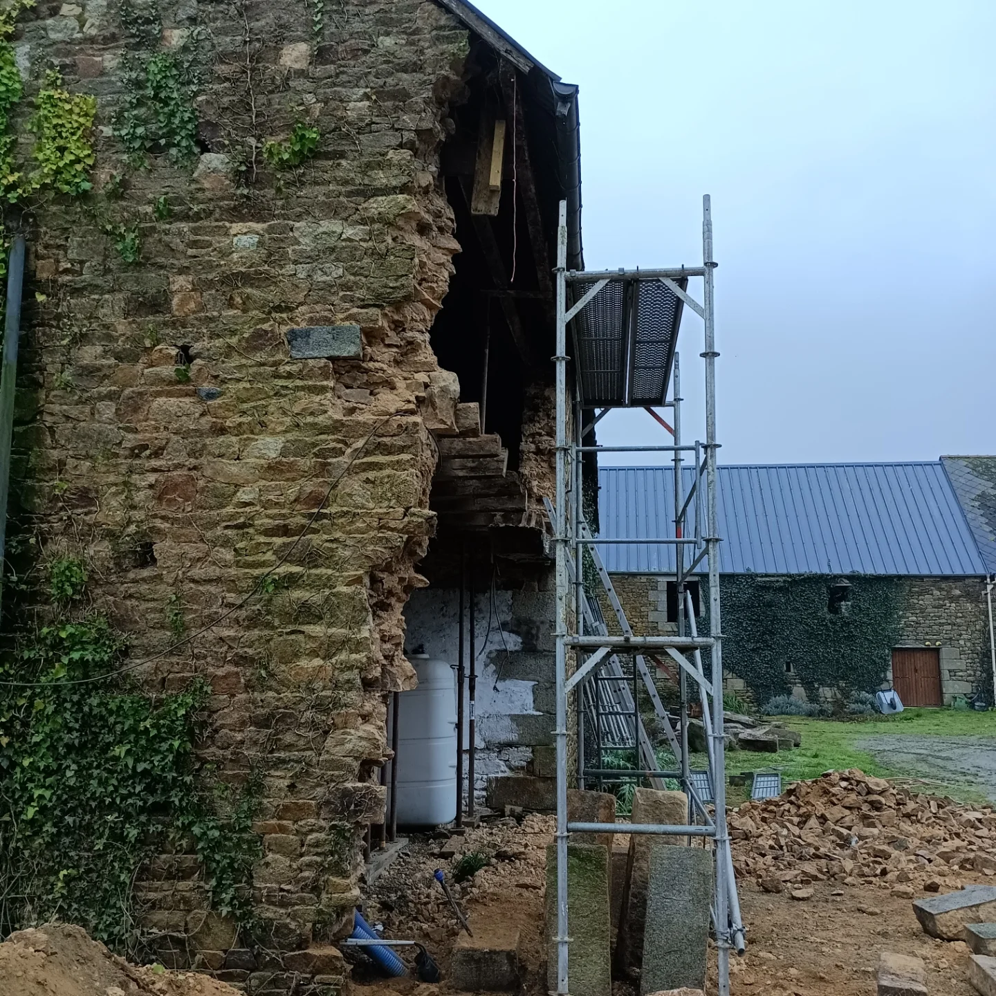 Mur de grange en pierre avant reprise de maçonnerie